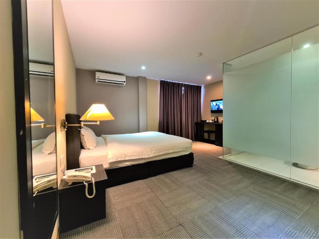 Merdeka Hotel Клуанг Экстерьер фото