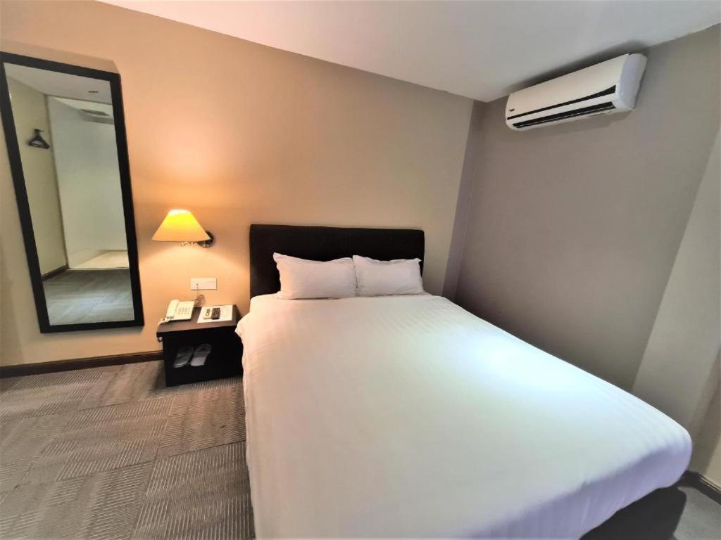Merdeka Hotel Клуанг Экстерьер фото