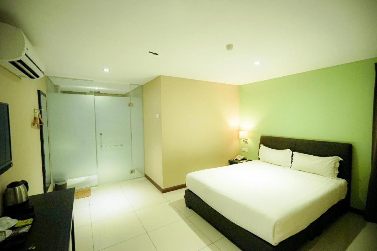 Merdeka Hotel Клуанг Экстерьер фото