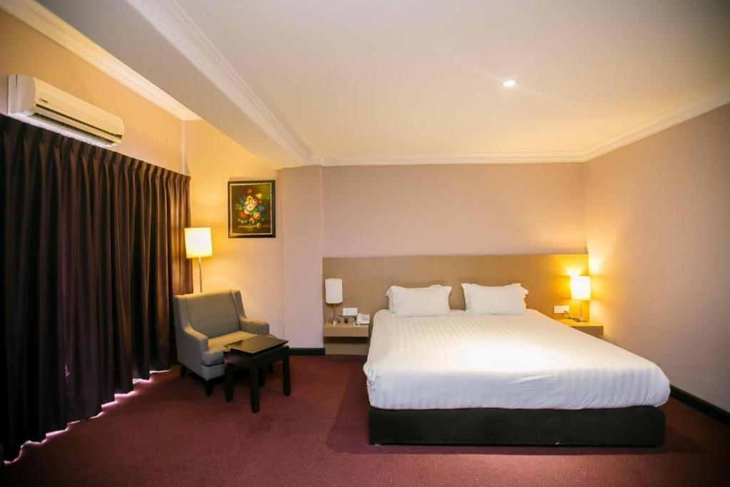 Merdeka Hotel Клуанг Экстерьер фото