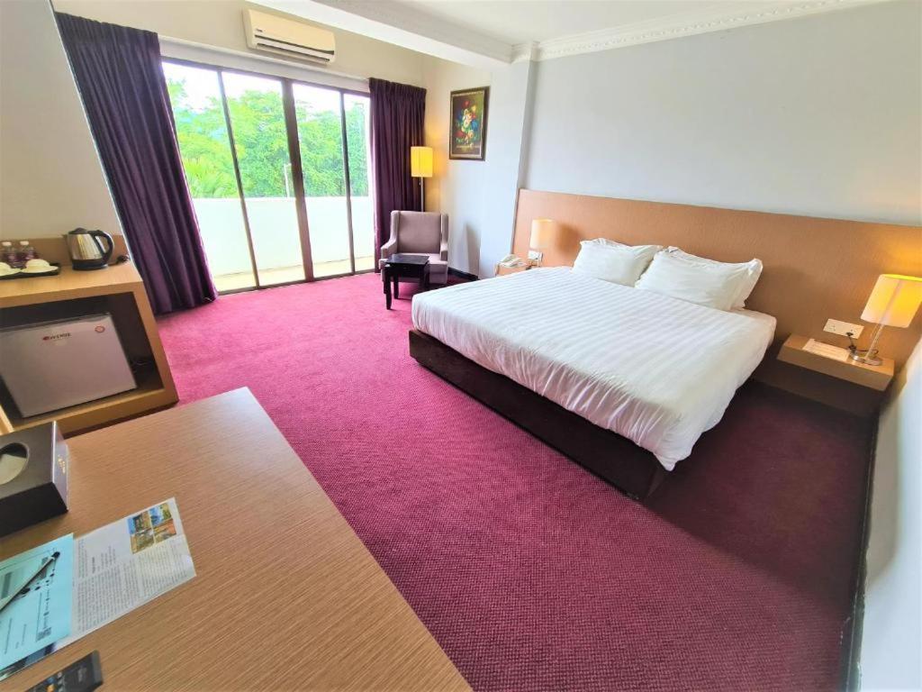 Merdeka Hotel Клуанг Экстерьер фото