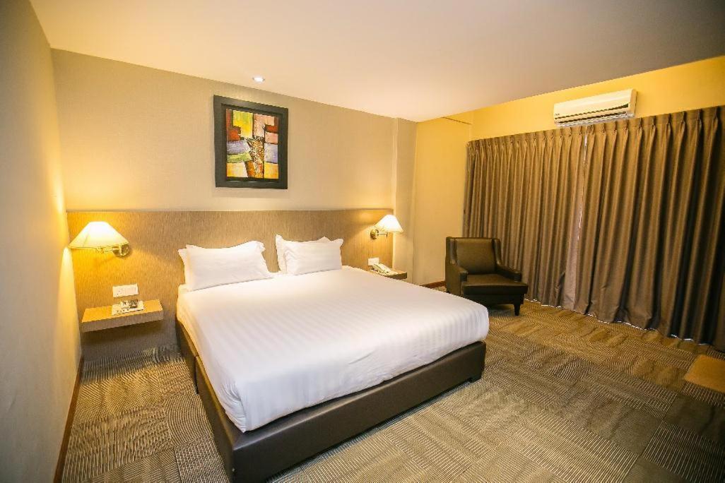 Merdeka Hotel Клуанг Экстерьер фото