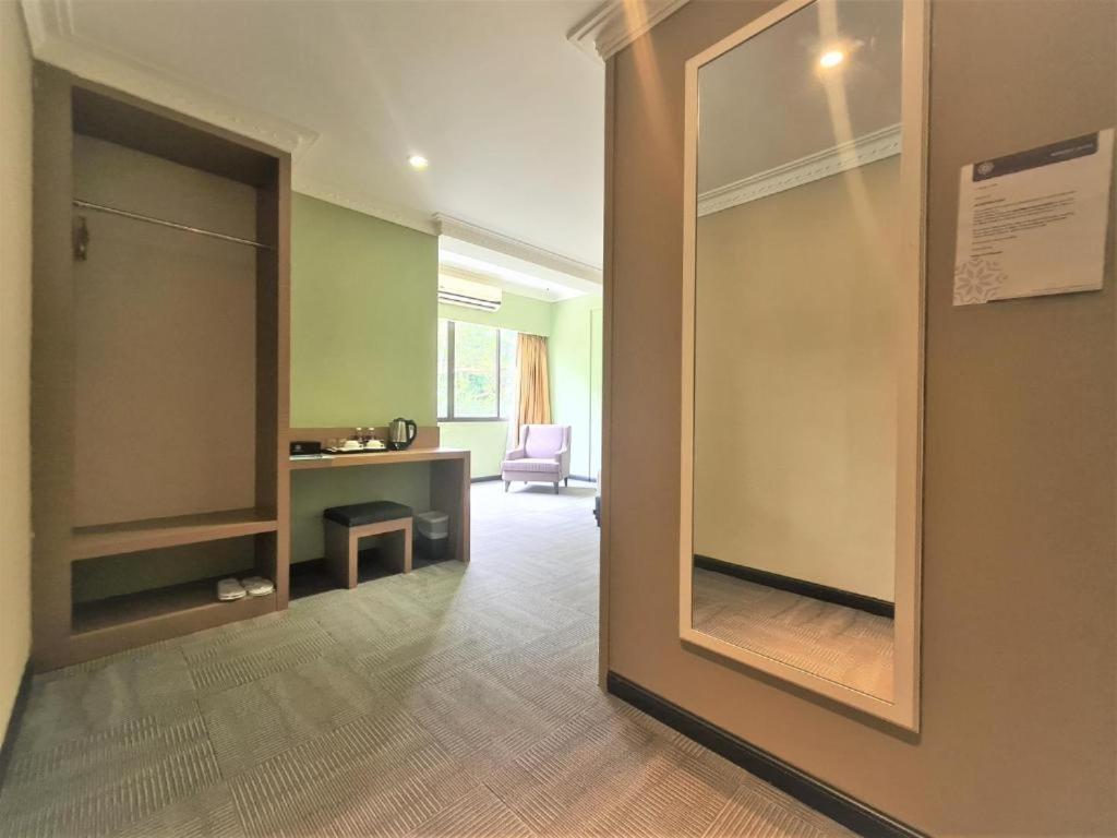 Merdeka Hotel Клуанг Экстерьер фото
